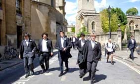 Nam được mặc váy, nữ được thắt cà-vạt