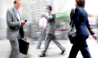 Tai nạn do sử dụng điện thoại 
lúc đi đường đang tăng lên