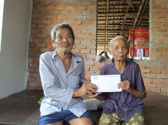 Trao tiền từ thiện