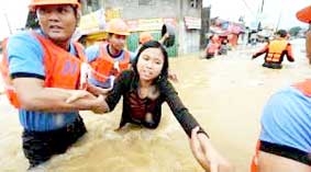 Thủ đô Manila tê liệt do mưa lớn kéo dài