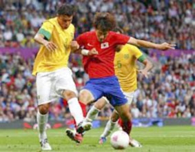 Brazil tiến gần đến tấm huy chương vàng bóng đá nam Olympic Luân Đôn 2012