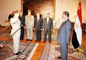 Tổng thống Morsi giành lại quyền lực từ tay quân đội