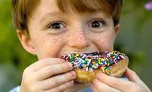 Trẻ ăn nhiều quà vặt có thể giảm chỉ số IQ