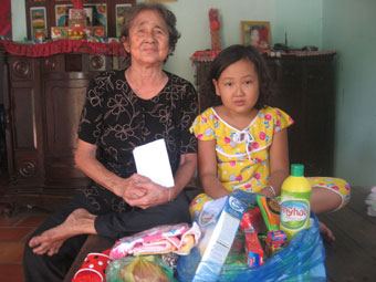 Trao tiền từ thiện