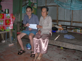 Trao tiền từ thiện