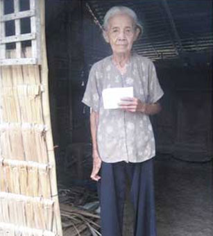 Trao tiền từ thiện