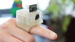 Thiết bị giúp người khiếm thị “nhìn thấy” mọi vật xung quanh