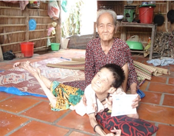 Trao tiền từ thiện