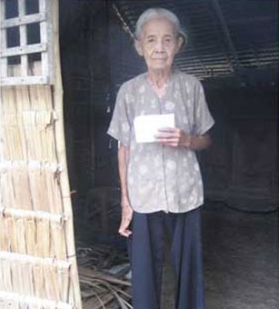 Trao tiền từ thiện