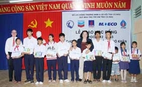 Trao tặng học bổng cho học sinh 

và tài trợ xây dựng, nâng cấp các 

trường học vùng ĐBSCL