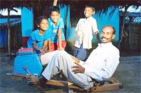 Máy phát điện bằng sức người "thắp sáng" châu Phi