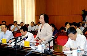 Bộ trưởng LĐ-TB&XH và Thống  đốc
Ngân hàng Nhà nước trả lời chất vấn