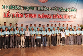 Tôn vinh 560 nông dân ưu tú