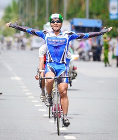 Xe đạp nam Cần Thơ "vượt dốc"