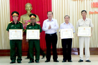 Đẩy mạnh phong trào "đền ơn đáp nghĩa", chăm lo cho hội viên cựu chiến binh, cán bộ, chiến sĩ lực lượng vũ trang có hoàn cảnh khó khăn