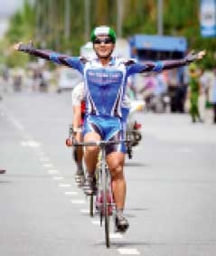 Xe đạp nam Cần Thơ "vượt dốc"