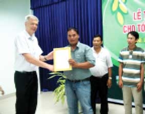 Trao chứng nhận Global GAP 
cho Tổ hợp tác sản xuất lúa Khiết Tâm