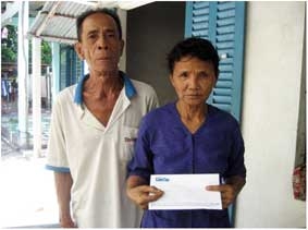 Trao tiền từ thiện