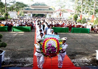 Long trọng tổ chức lễ dâng hương tưởng niệm và báo công với Bác