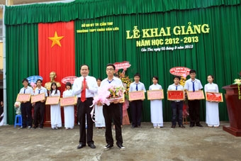 Các trường đồng loạt khai giảng năm học mới