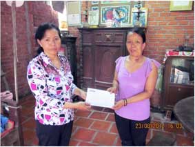 Trao tiền từ thiện