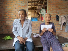 Trao tiền từ thiện