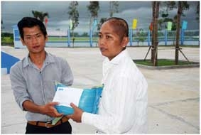 Trao tiền từ thiện