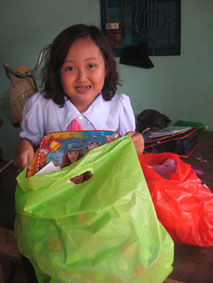 Trao tiền từ thiện