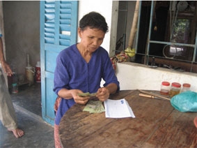 Trao tiền từ thiện