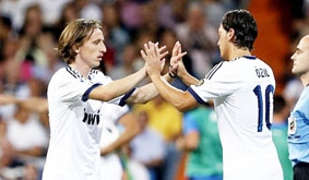 Luka Modric sẽ giành chỗ Mesut Ozil?