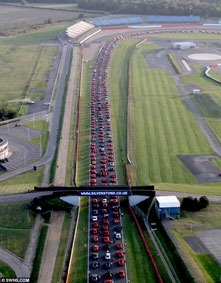 Lâ&#803;p ky&#777; lu&#803;c thê&#769; giơ&#769;i vê&#768; diê&#771;u ha&#768;nh siêu xe Ferrari