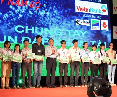 Trao 5.000 suất học bổng cho sinh viên nghèo, vượt khó ĐBSCL năm 2012