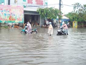 Mưa lớn, nhiều tuyến đường ngập sâu 0,7m