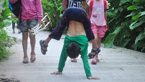 Đi học bằng tay