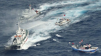 Tàu bảo vệ biển Nhật Bản và Đài Loan đọ “súng nước”