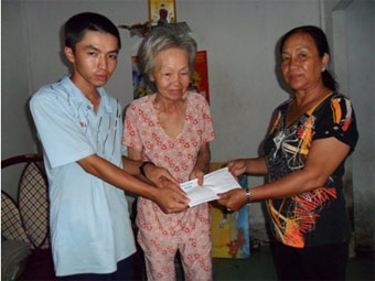 Trao tiền từ thiện