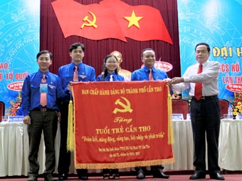 Tại Đại hội Đại biểu Đoàn TNCS Hồ Chí Minh TP Cần Thơ, lần thứ IX, nhiệm kỳ 2012 - 2017,
đồng chí Trần Thanh Mẫn, Ủy viên Trung ương Đảng, Bí thư Thành ủy Cần Thơ: <br>ĐẨY MẠNH THỰC HIỆN TỐT 2 PHONG TRÀO “5 XUNG KÍCH
PHÁT TRIỂN KINH TẾ - XÃ HỘI VÀ BẢO VỆ TỔ QUỐC”