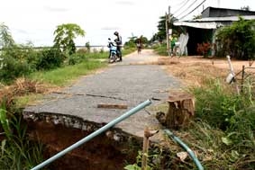 Dân vùng lũ 
ngày đêm lo sạt lở