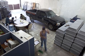 Khi chi&#769;nh tri&#803; gia tặng quan tài cho người nghèo