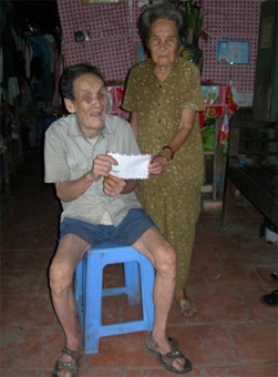 Trao tiền từ thiện