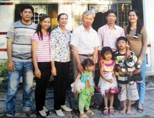 Đồng lòng chống chèo con thuyền gia đình