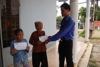 Trao tiền từ thiện