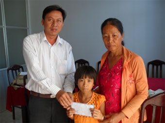 Trao tiền từ thiện