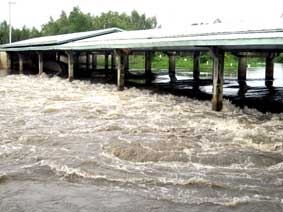 Xả lũ đập tràn Tha La