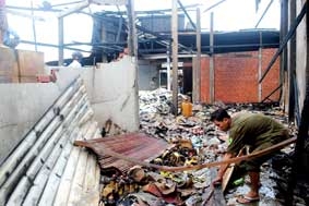 Lửa phủ trùm kho xăng