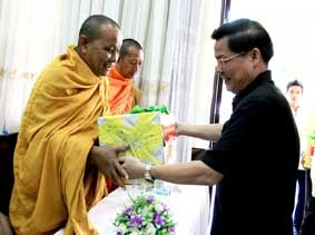 Ban Chỉ đạo Tây Nam bộ tổ chức họp mặt chúc mừng
lễ Sene Đôn-ta năm 2012