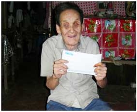 Trao tiền từ thiện