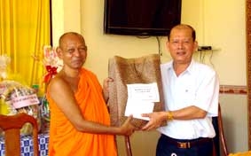Đoàn cán bộ hội đồng dân tộc thăm và chúc mừng quý vị sư sãi, đồng bào dân tộc khmer nhân dịp sene đôn-ta