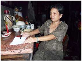 Trao tiền từ thiện