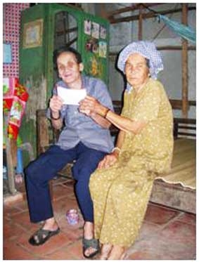 Trao tiền từ thiện